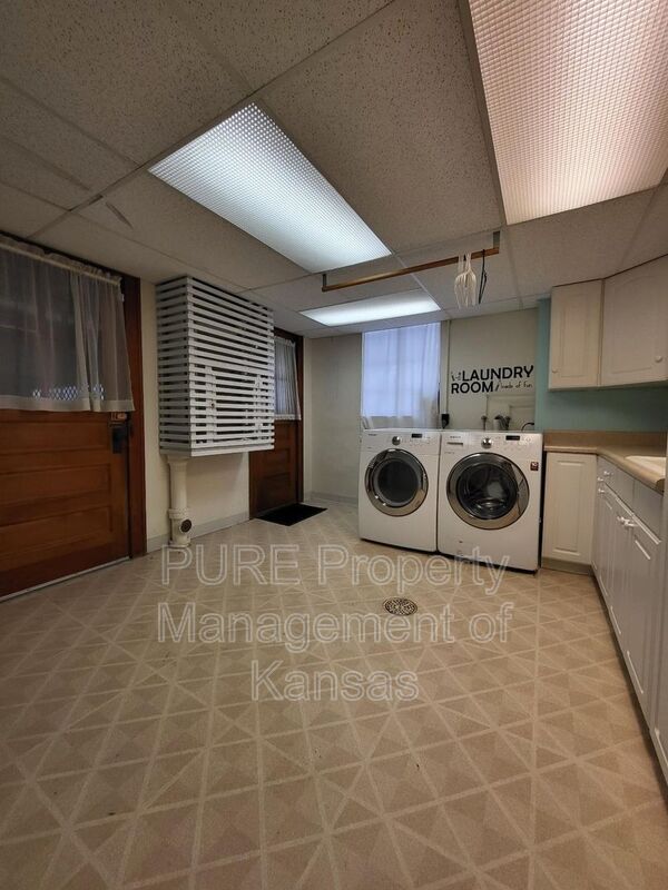 Building Photo - 1501 SW Pembroke Ln