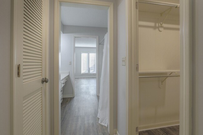 Building Photo - {11409} Updated Duplex in Fantastic Location + Two Car Garage + Main Level Master + Covered Deck