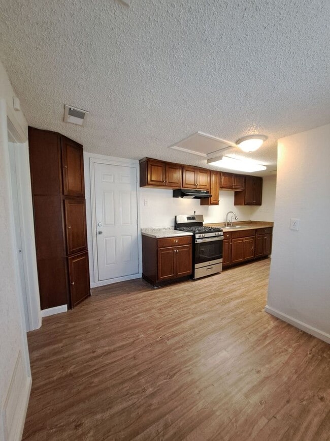 Building Photo - Unique 2 Bedroom 1 Bathroom Home Located I...