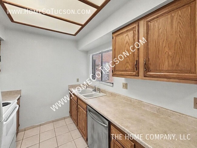 Building Photo - 5750 N Camino Esplendora