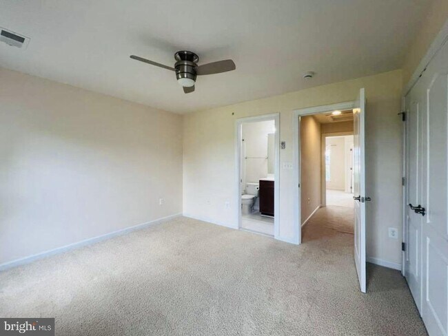 Building Photo - 7440 Riding Meadow Way