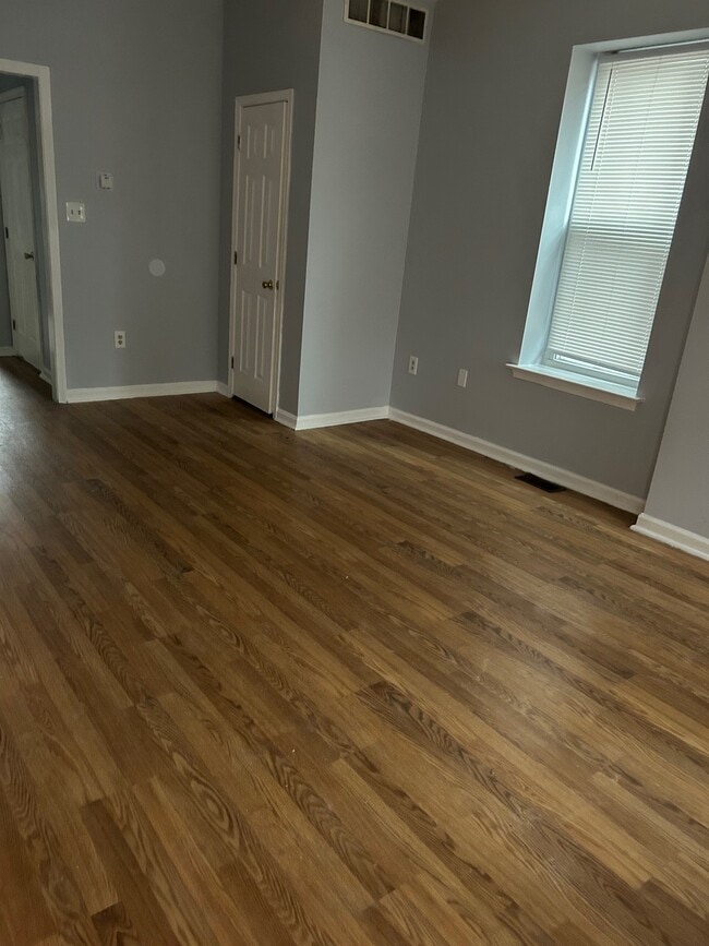 Building Photo - 1122 W 6th St