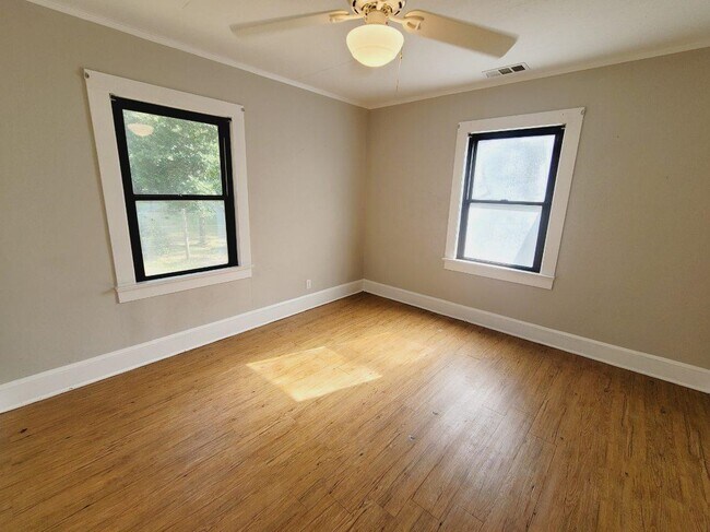 Building Photo - 526 N Adams St