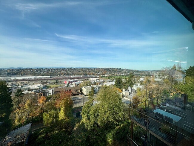 Building Photo - SKIRVIN TRIPLEX