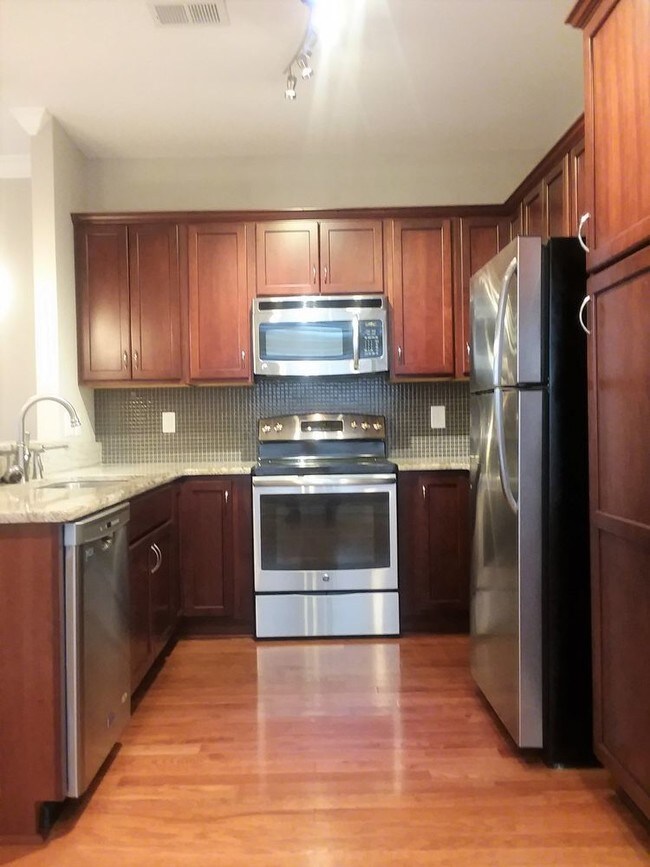 Building Photo - Nashville Townhouse w/Attached Garage