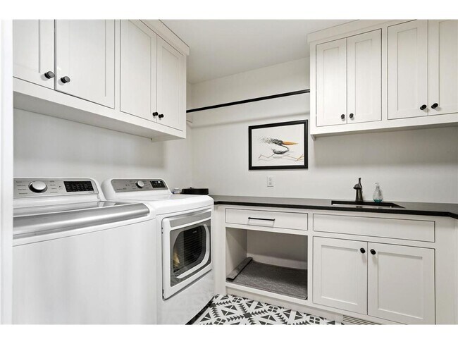 Building Photo - 6201 Gustavus Dr