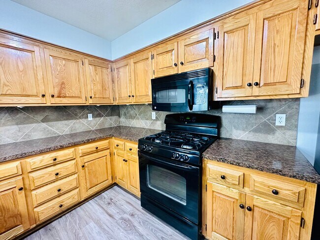 Building Photo - {10709}  Spacious Overland Park Duplex + T...