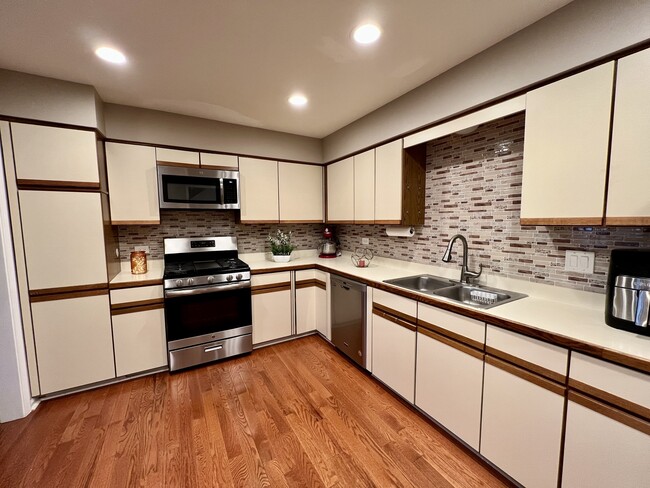Building Photo - 815 Suffield Square