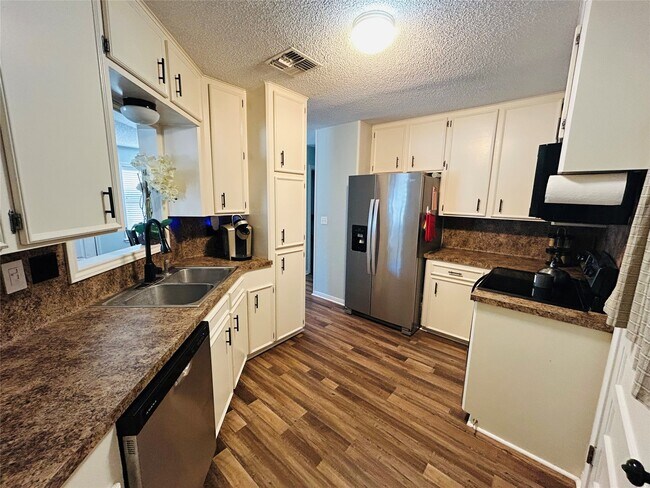 Building Photo - 108 Creek Bend Ln
