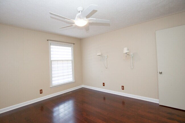 Building Photo - Retro Ranch only minutes from downtown Sou...