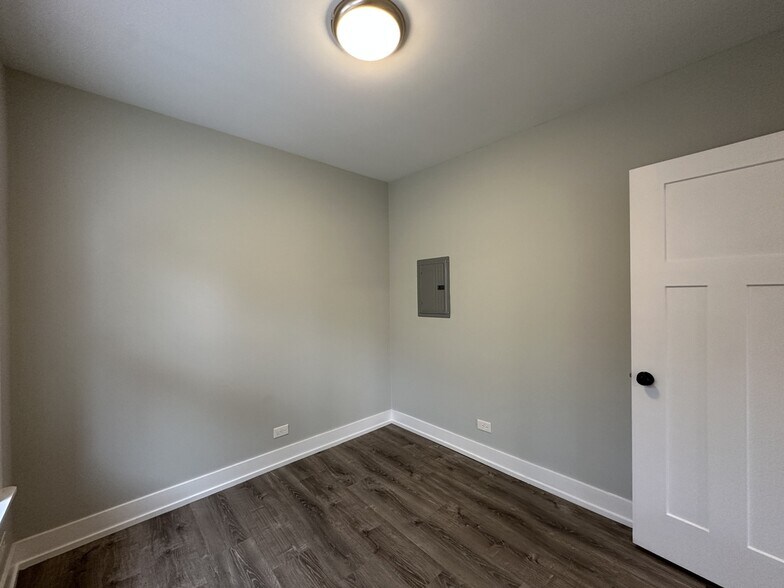 Building Photo - 712 W Brompton Ave