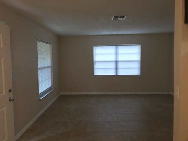 Building Photo - Conveniently located to I-4