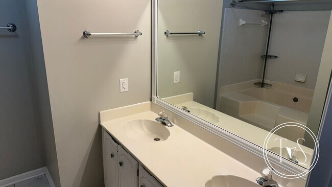 Building Photo - RATE DROP ALERT! (was $1800/month)