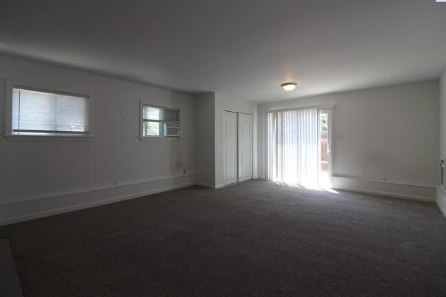 Building Photo - East Kennewick Stand-Alone Studio Apartment