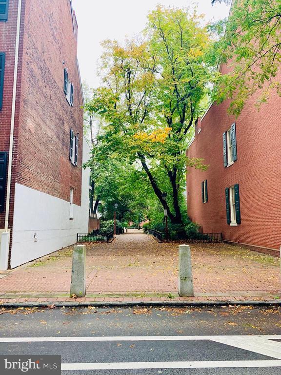 Building Photo - 323 Pine St