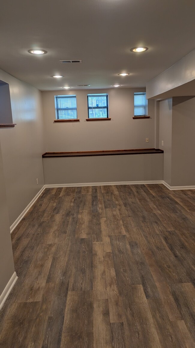 Building Photo - 429 E 45th Pl