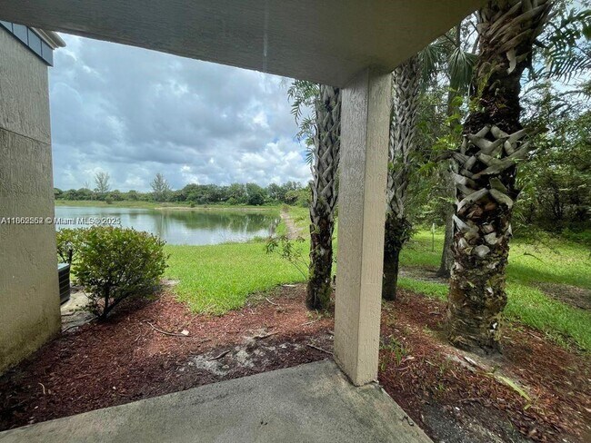 Building Photo - 1133 Golden Lakes Blvd