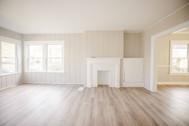 Building Photo - Beautiful three bedroom spacious house wit...