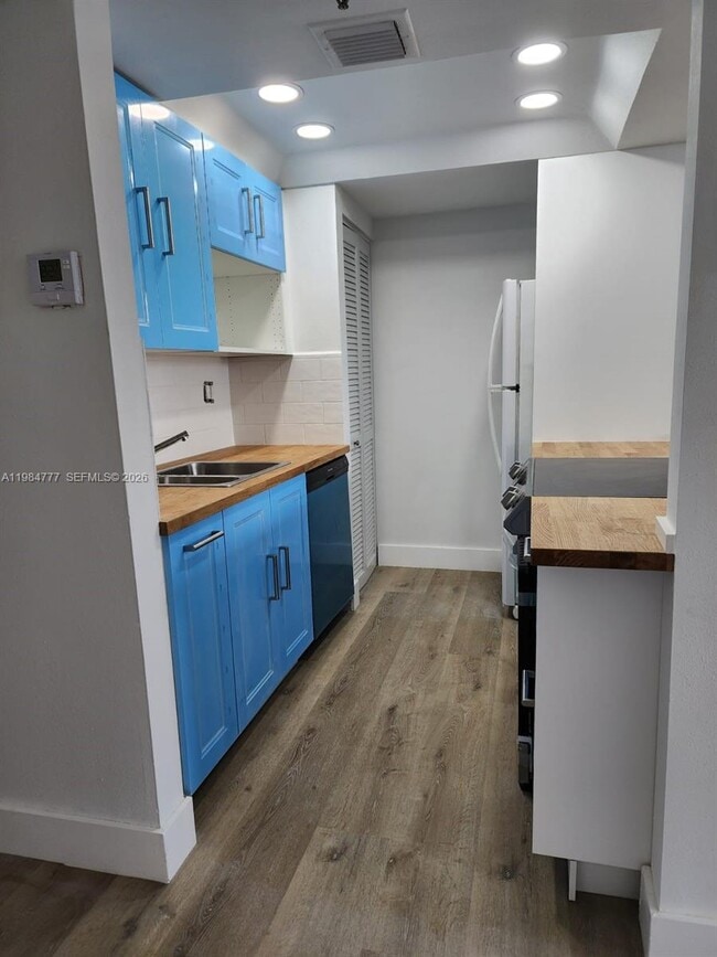 Building Photo - 520 Brickell Key Dr