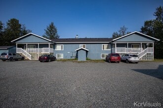 Building Photo - 2 BD, 1 BA Apartment Nestled Back on a Culd-de-Sac