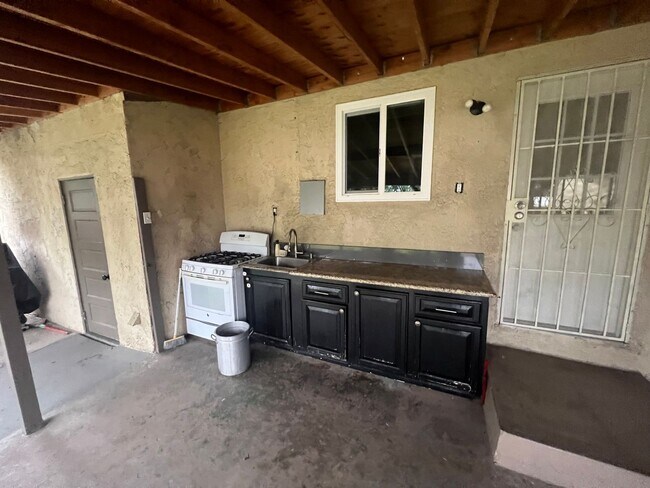 Building Photo - 212 N Aladdin Dr