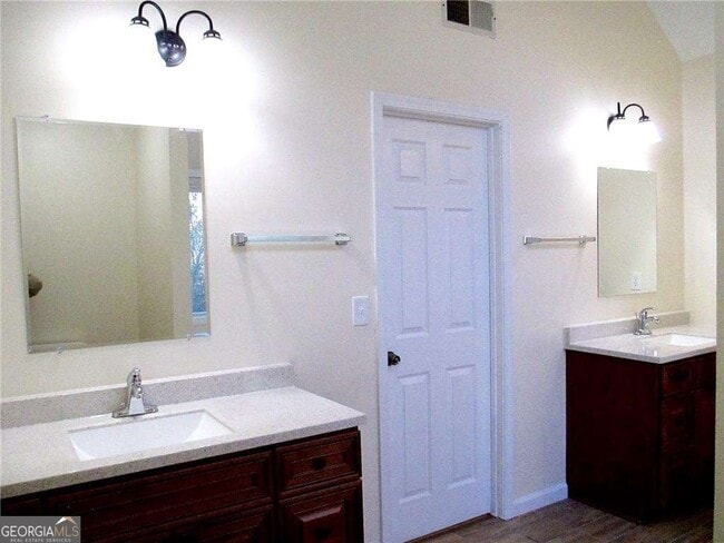 Building Photo - 3040 Oak Meadow Dr