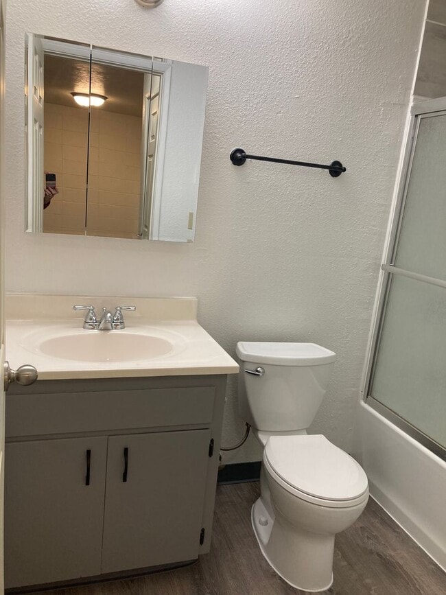 Building Photo - (CAM 3)  Very Nice Large 1 bed Apt - Close...