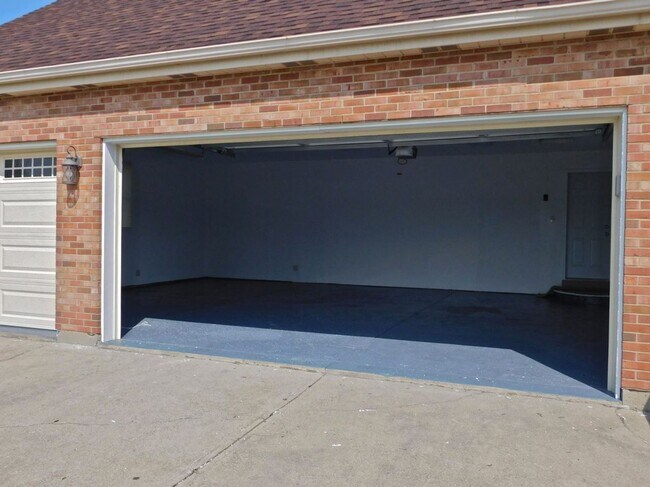 Building Photo - 5 acres and a Large 6 bedroom house. Extra garages and sheds.