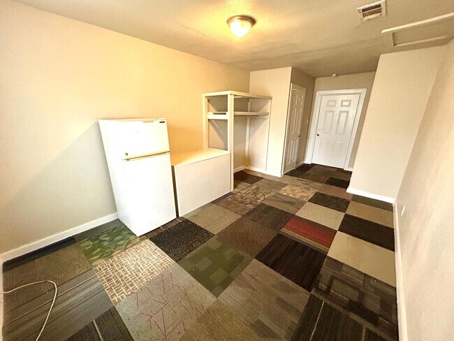 Building Photo - **APPLICATION RECEIVED** **MOVE-IN SPECIAL...