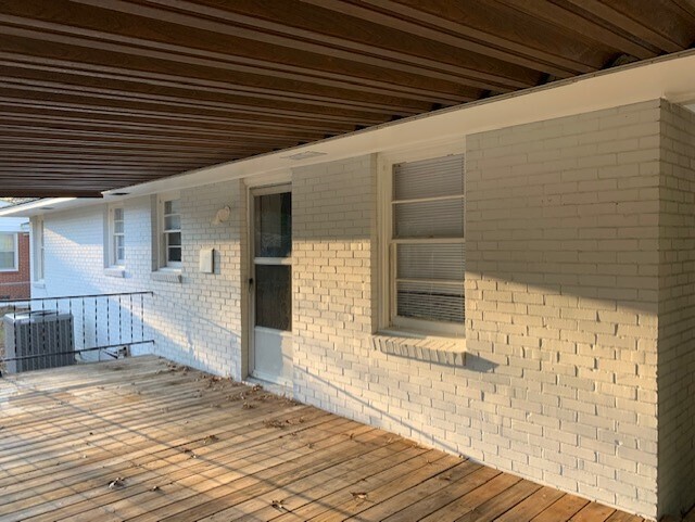 Building Photo - Beautiful freshly painted three bedroom home!
