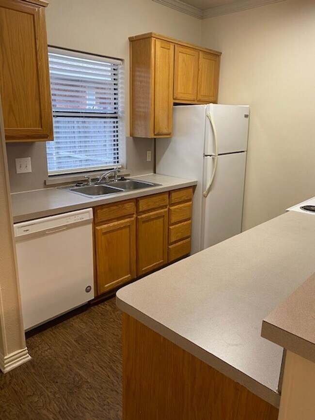 Building Photo - 2 BEDROOM 2.5 BATH TOWNHOME