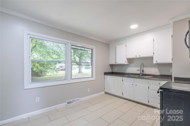 Building Photo - 4438 Gainsborough Rd