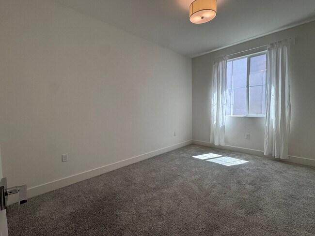 Building Photo - Stunning 4 Bedroom 3.5 Bath Home WITH SOLA...