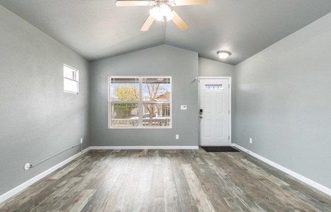 Building Photo - *FIRST MONTHS RENT FREE* 3 BED, 2 BATH MOD...