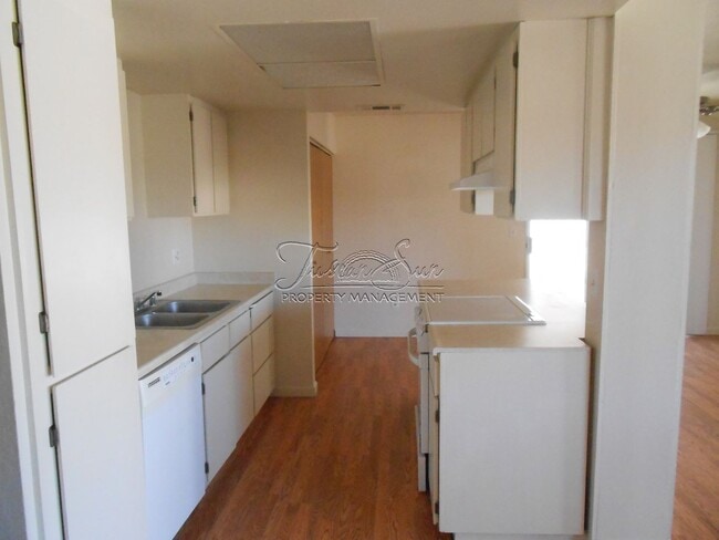 Building Photo - North Redding Home with 2 Car Garage