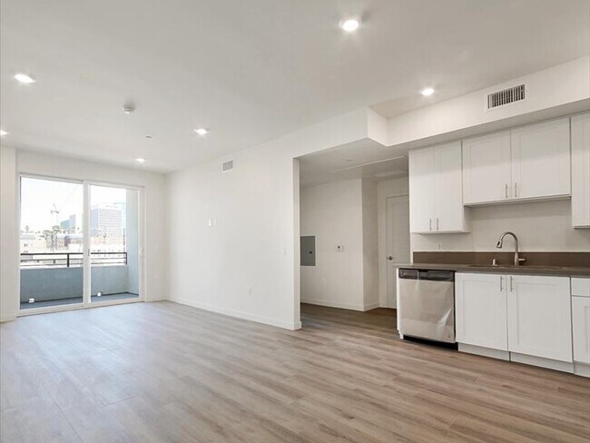 Model 1A Kitchen - 928 S Berendo St