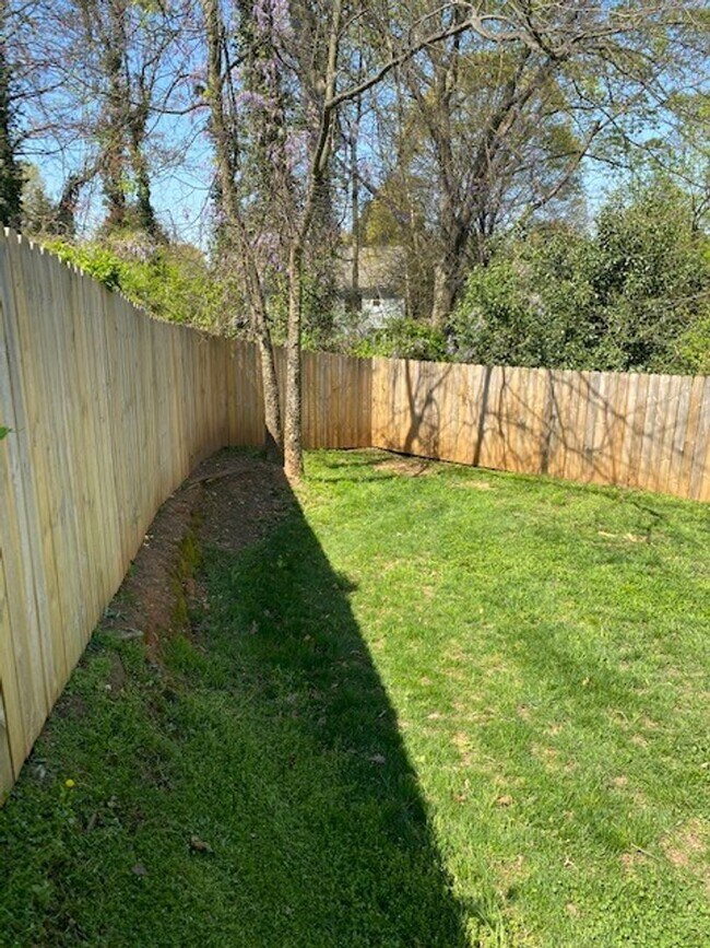 Building Photo - Minutes from Uptown!  100% Renovated!