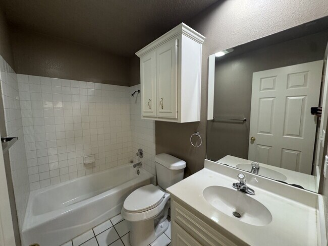 Building Photo - Captivating Townhome in Whisperwood