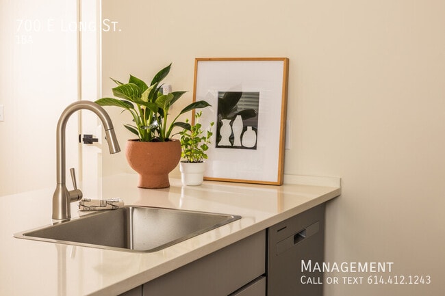 Building Photo - 700 E Long St