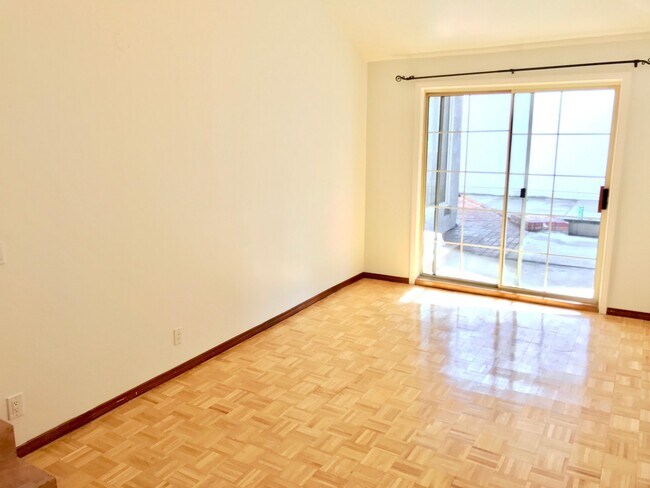 Building Photo - Beautiful 3 Bed + 2 Bath + Den/Office + Backyard