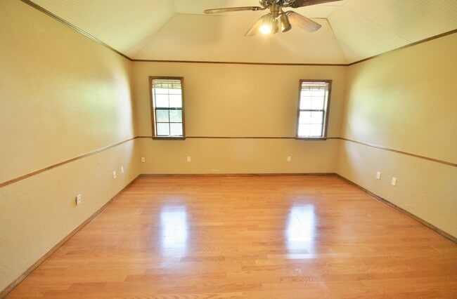 Building Photo - Zia Elementary, Hardwood Floors, Pets ok  ...