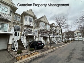 Building Photo - Minnetonka Town Home, Balcony, Washer/Dryer, Dishwasher, Available June