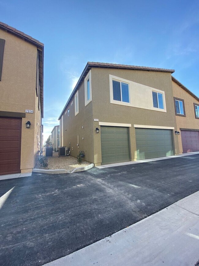 Building Photo - Spacious Townhouse with Loft & Rare 3-Car Garage!