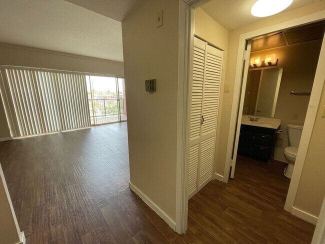 Building Photo - Studio in the Heart of Phoenix!