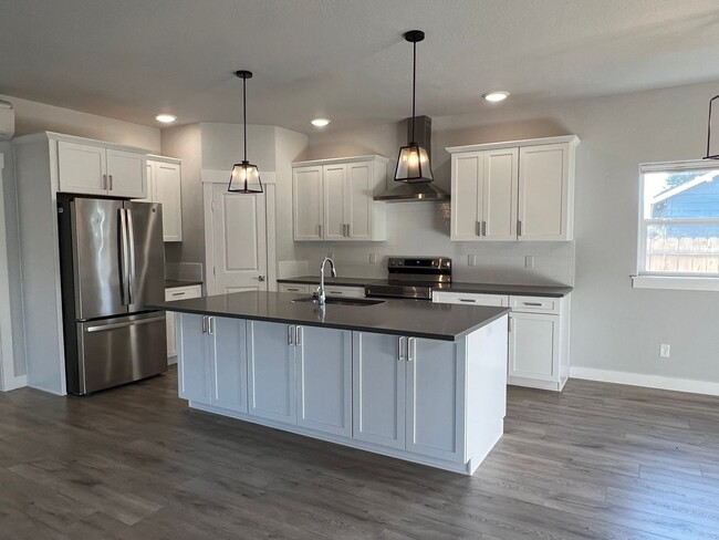 Building Photo - Gorgeous SW Medford - newer construction |...