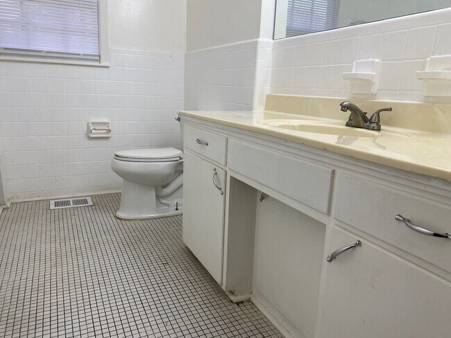 Building Photo - 135 Ayers Dr