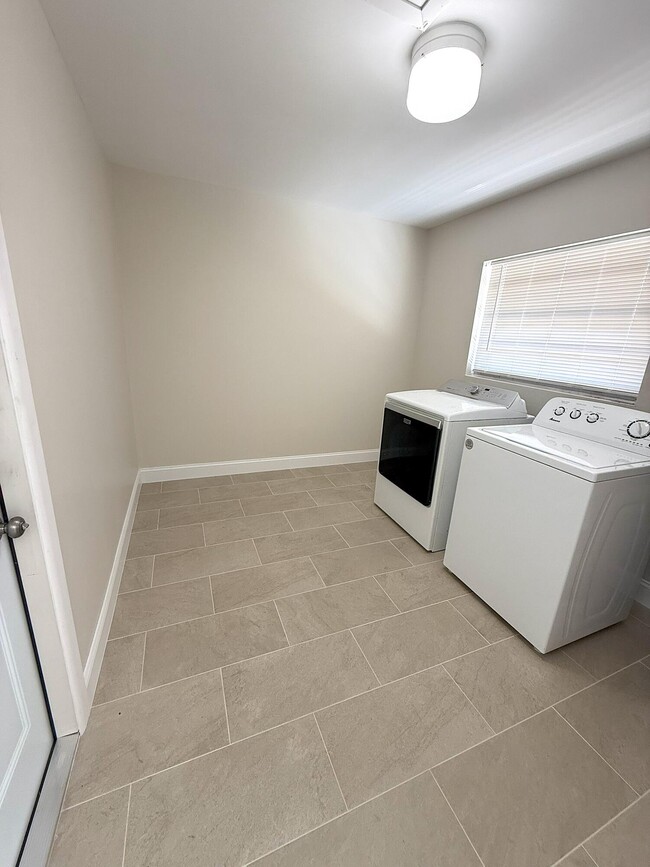 Building Photo - 333 NE Floresta Dr