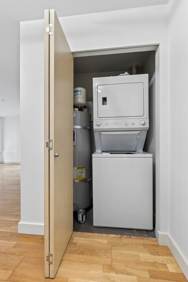 Building Photo - 1bd/1ba Seattle Condo