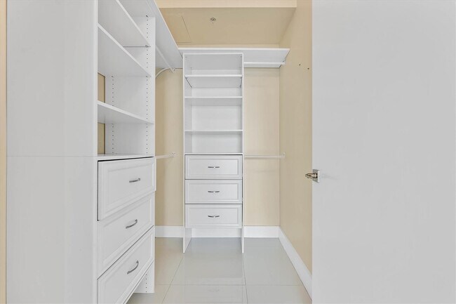 Building Photo - 1900 N Bayshore Dr