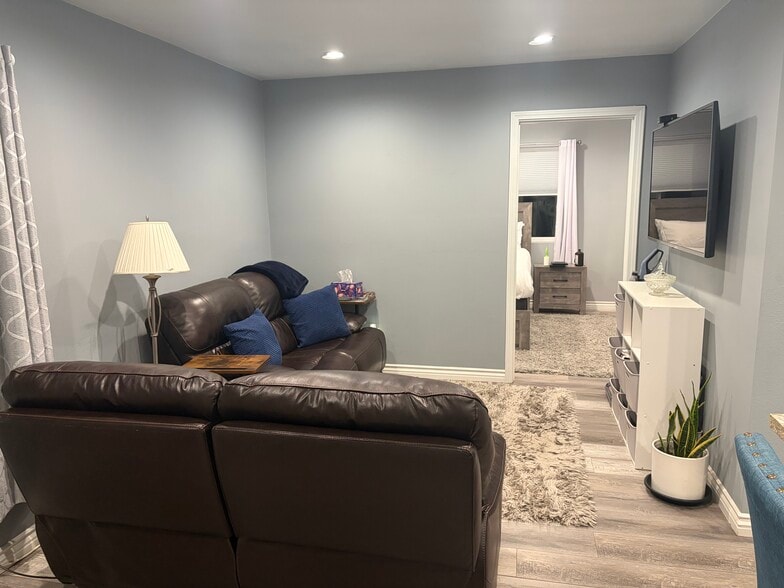 Building Photo - 4837 Gardena Ave